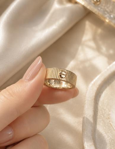 خاتم كارتير Love مختوم مطلي ذهب – أيقونة الأناقة ا...