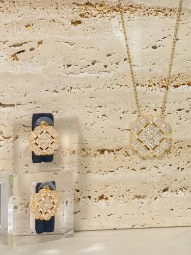 طقم ناعم مغطى بالزريكون ومزين باللؤلو