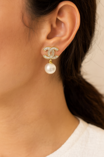 أقراط لؤلؤ شانيل مزينة بأحجار الباغيت مطلية ذهب .