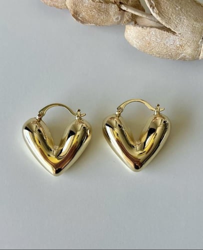 أقراط على شكل قلب مطلية ذهب