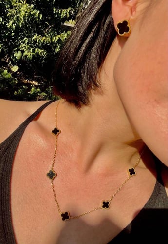 طقم ناعم مستوحى من ماركة فان كليف مكون من سلسال وح...