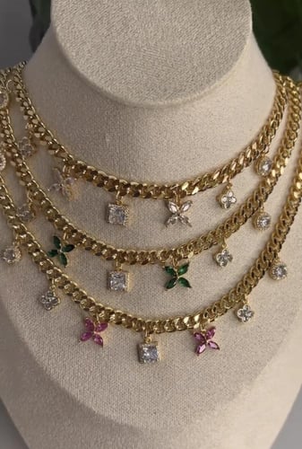 سلسال ذهبي بتعليقات زهرية أنيقة مطلي ذهب .
