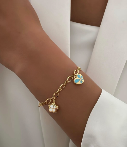 إسوارة الدلايات المميزة مطلية بالذهب .