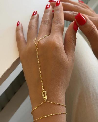 كف يد بتصميم مستوحى من FRED مطلي ذهب عيار ١٤