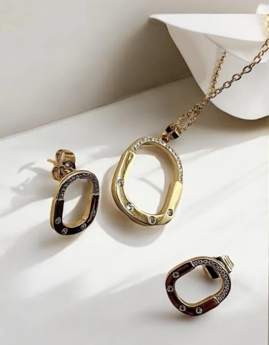 طقم بتصميم مستوحى من تيفاني عبارة عن سلسال ناعم وح...