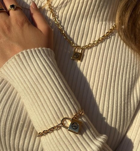 طقم مستوحى من ماركة مطلي بماء الذهب