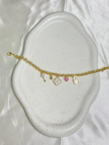 تشيكلية أسوار جنزير مطلي ذهب مزينه بعدد من التعليق...