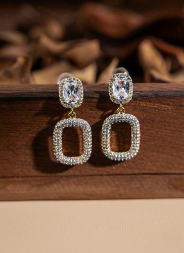 حلق زركون فخم بتصميم متدلي مطلي ذهب .