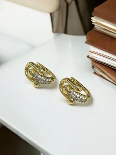 أقراط أذن بتصميم عصري ومميز مطلية ذهب ومرصعة باحجا...