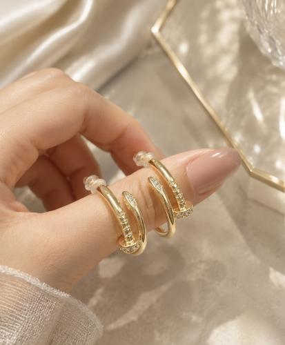 حلق كارتير مسمار مطلي ذهب – تصميم أيقوني عصري.