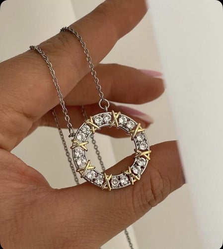 سلسال مع تعليقة XO لون فضي ولون ذهبي مطلية .