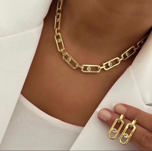 طقم مطلي بماء الذهب مستوحى من ماركة