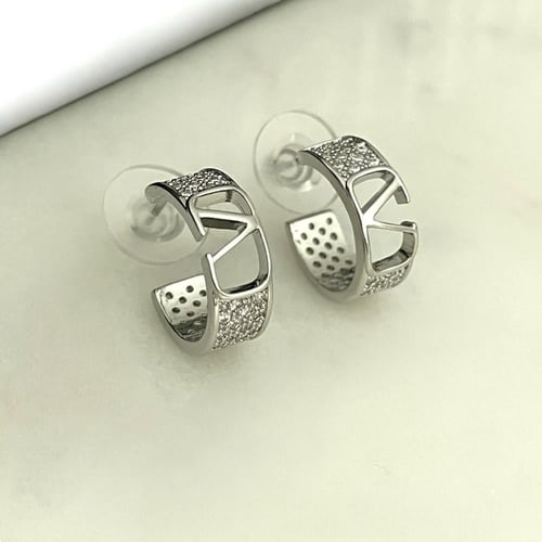 حلق النعومه مستوحى من ماركة V مطلي ذهب