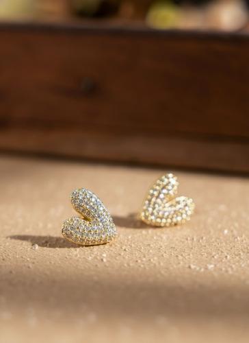 حلق قلب ناعم مغطى بالزركون مطلي ذهب.