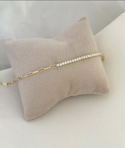 خلخال نصفه مزين بحبات الزركون مطلي ذهب.