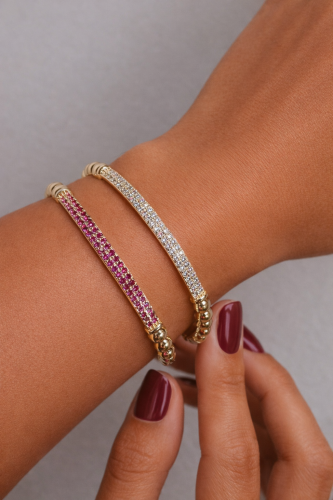 أساور مطلية بتصميم أنيق وعصري .