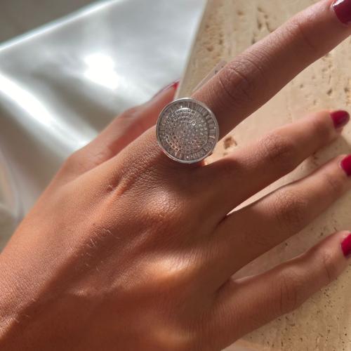 خاتم دائري مطلي ومرصع بالزريكون