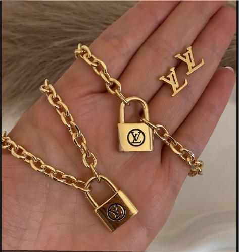 طقم مستوحى من ماركة مطلي بماء الذهب