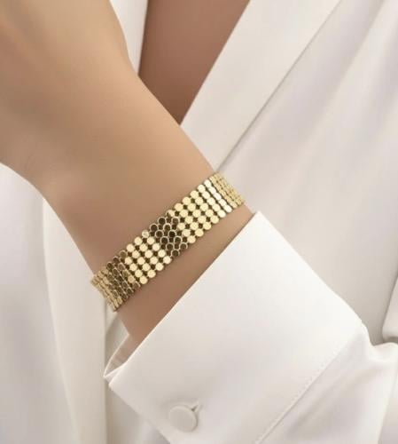 أسوارة مطلية ذهب عيار ١٨ بتصميم عصري أنيق.