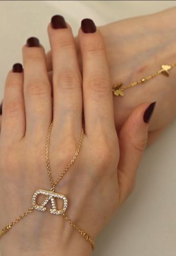 كف مطلي ذهب مستوحى من ماركة فلانتينو .