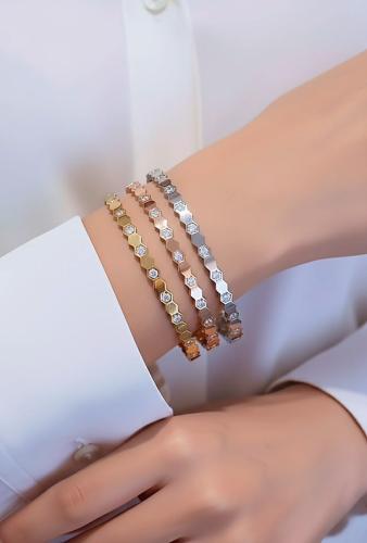 مجموعة رفيعة من ثلاث اساور بتصميم مستوحى من شوميه...