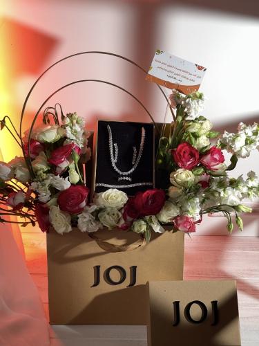 تغليف هدايا بالورد