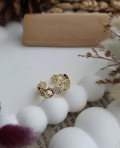 خاتم بتصميم مستوحى من شوميه مفتوح مطلي ذهب.