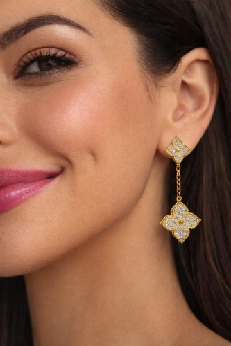 حلق مستوحى من ماركة روبرتو كوين مطلي بالذهب .