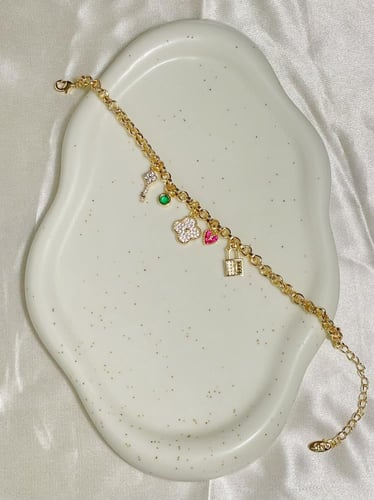 تشيكلية أسوار جنزير مطلي ذهب مزينه بعدد من التعليق...