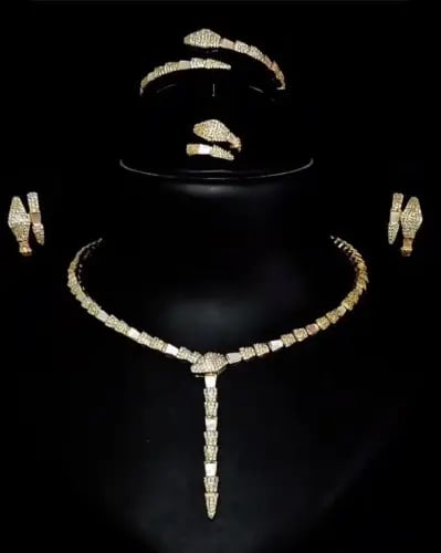 طقم فاخر مستوحى من بولغاري – مطلي ذهب عيار 21 .