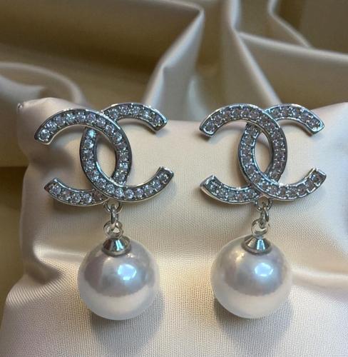 حلق مطلي بالذهب مستوحى من ماركة شانيل لولو فضي