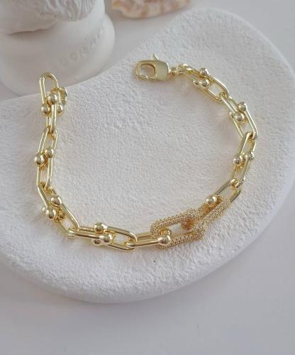 سوار جنزير مع حلقتين مغطاة بالزركون مطلي ذهب عيار...