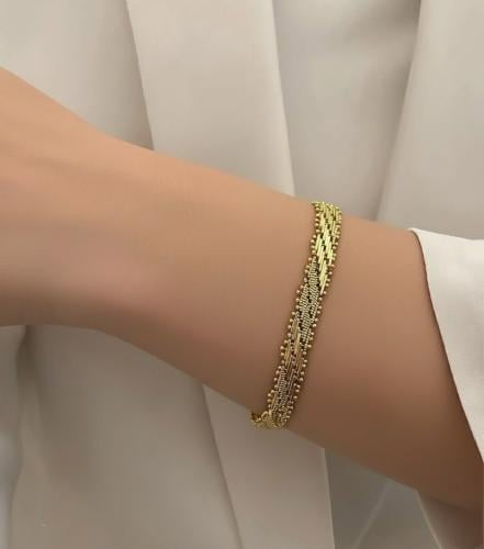 إسوارة بتصميم يجمع بين البساطة والفخامة مطلي ذهب.