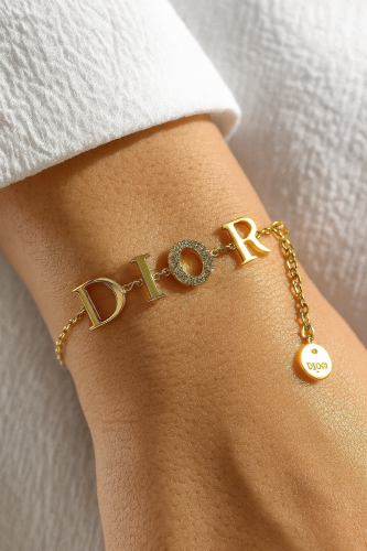 إسوارة مستوحى من ماركة ديور مطليه بالذهب ومختومه .