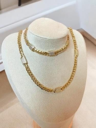 طقم مطلي ومزين بالزركون البراق