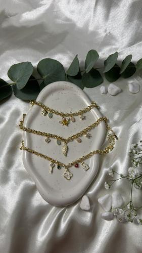 تشيكلية أسوار جنزير مطلي ذهب مزينه بعدد من التعليق...