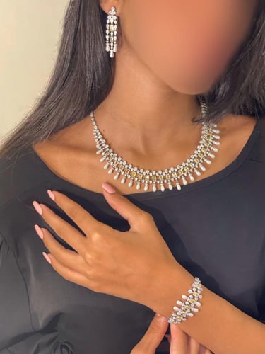 طقم فخم مغطى بالزريكون مطلي ومزين باللؤلؤ