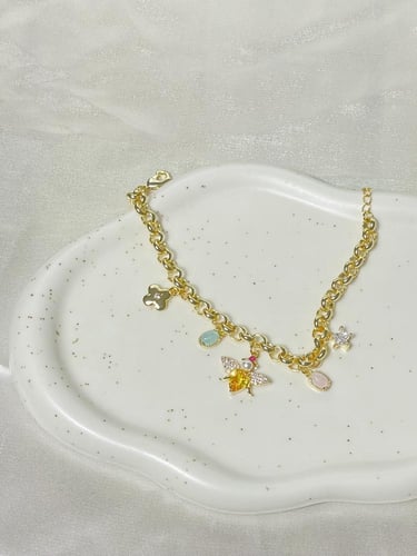 تشيكلية أسوار جنزير مطلي ذهب مزينه بعدد من التعليق...