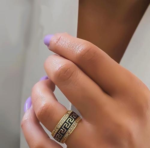 دبلة مطلية ذهب مستوحاه من ماركة فرزاتشي .