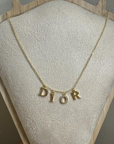 سلسال مستوحى من ماركة ديور مطليه بالذهب .