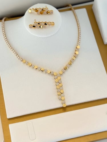 طقم شوميه تنس مؤلف من قطعتين مطلي ذهب .