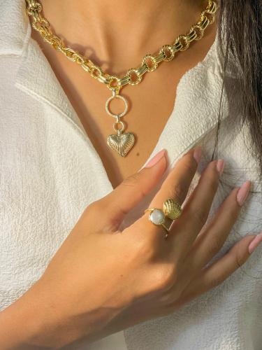 سلسال مطلي بالذهب متدلي بتعليقة على شكل قلب .