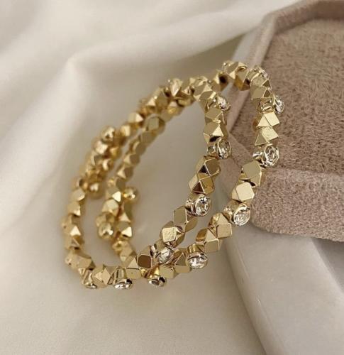 سوار بتصميم مكعبات مع حجر الزركون مطلية ذهب عيار ١...