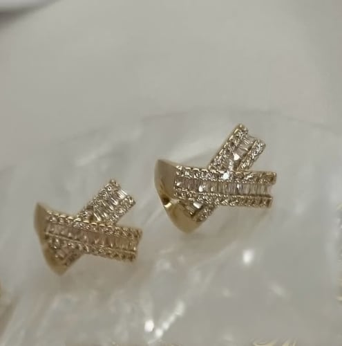 حلق بشكل X مطلي بالذهب ومرصع بحجر الباغيت .