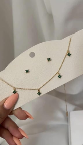 طقم ناعم مطلي مزين بزهور متوفر منه عدة ألوان