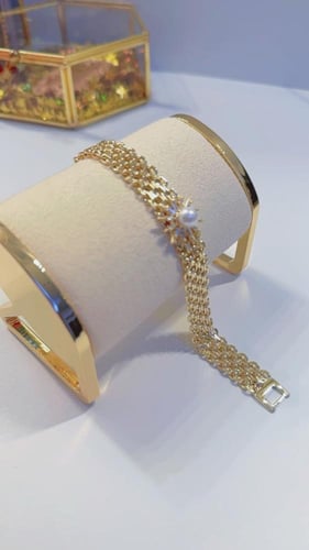 إسوارة مطلية ذهب كالذهب مزينه بحبه لؤلؤ