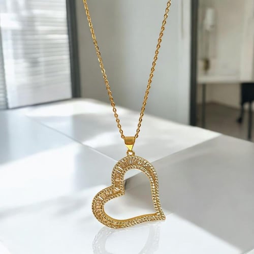 سلسال مع تعليقة بشكل قلب مغطى بـ أحجار الباغيت مطل...