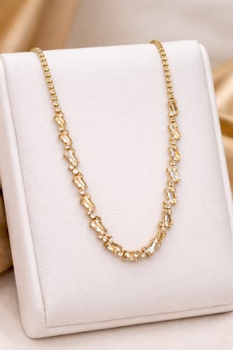 سلسال تنس مرصع بحجر الباغيت مطلي بالذهب .