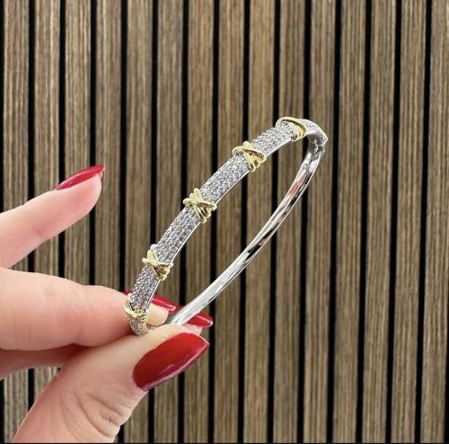 إسوارة تيتانيومى صلب بتصميم شكل XO لون فضي مع ذهبي