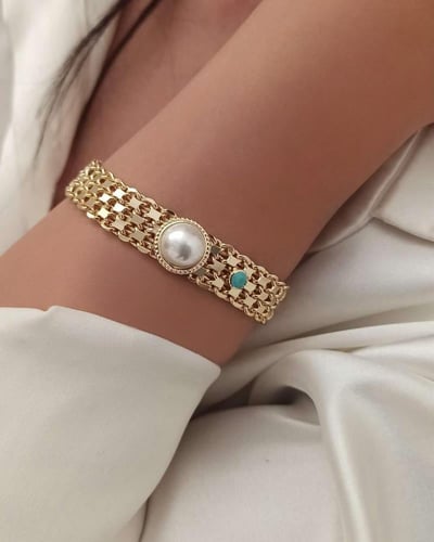 اسوارة مطليه ومزينه بلؤلؤه كبيره وزركون تيفاني